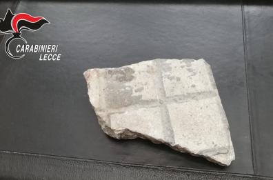 Lecce, prende a sassate auto in sosta vicino alla stazione: arrestato pakistano
