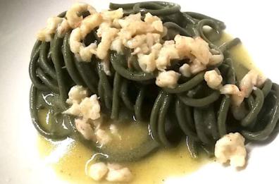 Spaghettoni alla spirulina e gamberi