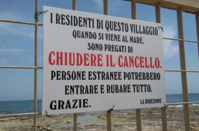 Mola, lo scandalo delle ville abusive su suolo comunale: mai eseguita la demolizione