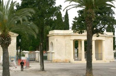 Cimitero di Ostuni chiude le cappelle:  «Le sanificazioni costano troppo»
