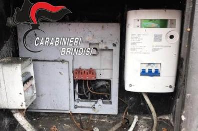 Latiano, allaccio abusivo a rete elettrica, 21mila euro di energia «rubati» in 7 anni: 3 arresti