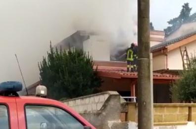 Veglie, fulmine colpisce in pieno abitazione: scoppia incendio, proprietari salvi