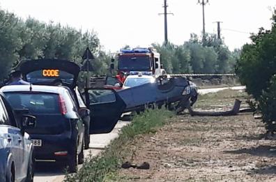 Chiatona, auto si schianta contro albero: 2 morti. A Ginosa operaio Anas travolto da camion