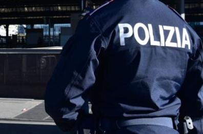 A bordo di uno scooter schiaffeggia giovane a Taranto, denunciato 19enne
