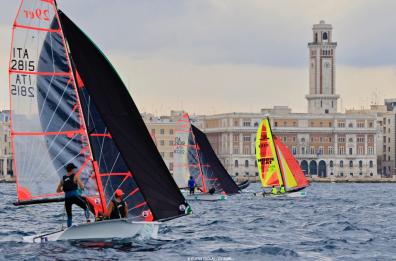Campionati giovanili di Vela a Bari: lo spettacolo delle barche colorate in mare