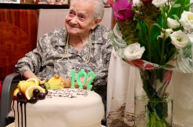 Nonna record ad Acquaviva: Serafina, maestra sarta compie 107 anni 