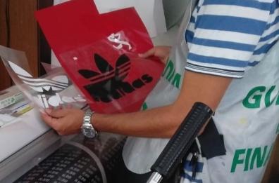 Molfetta, vendevano vestiti griffati ma tarocchi: scoperta sartoria "del falso"