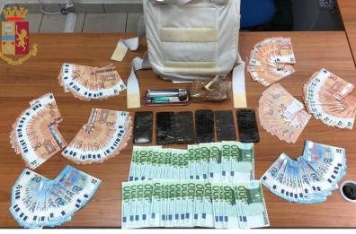 Taranto, nascondeva sul balcone droga e 13mila euro falsi: arrestato 35enne