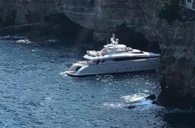 Polignano, yacht entra nella grotta delle Monache: armatore multato