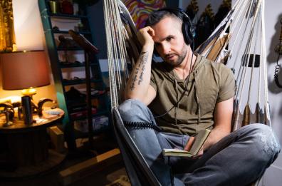 «Il Fabbricante di Ricordi»: l'autore Roberto Casalino dà una nuova veste ai suoi successi e li canta in un disco