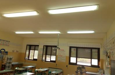 Giovinazzo, a scuola plafoniere rotte da un anno, sindaco le ripara personalmente