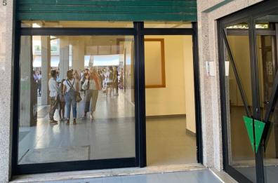 Trani, le aule non bastano: si fa lezione al pianterreno senza luce né lavagna, genitori indignati