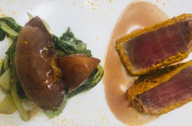 Tonno in crosta di tarallo alla curcuma con bietola bollita e percoco stufato al Negramaro