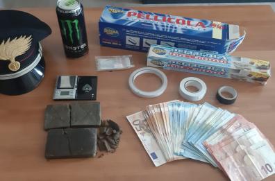 Putignano, droga in cucina nascosta tra la farina e il frigo: arrestata casalinga-pusher 55enne