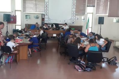 Craco, pochi alunni: accorpate classi di medie ed elementari, protesta dei genitori