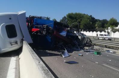Camion sfonda spartitraffico e perde il carico sulla Brindisi-Taranto: tragedia sfiorata