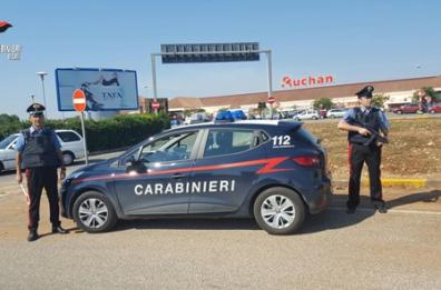 Casamassima, fanno shopping «gratis» al centro commerciale, arrestati due giovani