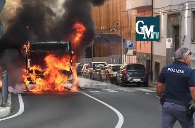 Potenza, in fiamme bus pieno di studenti: tutti illesi, danni a 3 auto