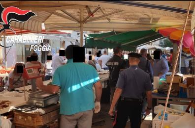 Fogglia, blitz dei cc al mercato di via Rosati: un ambulante multato, l'altro fugge