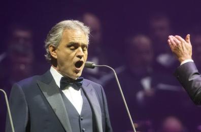 S.Giovanni Rotondo: Andrea Bocelli canta a sorpresa a messa per S.Pio