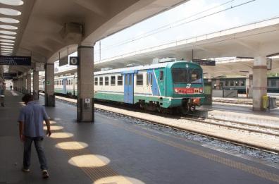 Taranto, giovane tenta di buttarsi sotto un treno: salvato da polizia ferroviaria