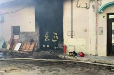 Pulsano, raccolta fondi per la storica vetreria distrutta dal rogo. Falco dona la sua maglia