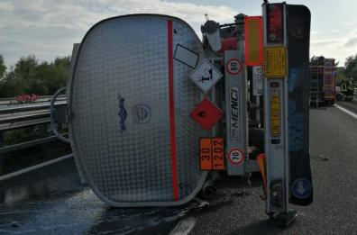 Si ribalta un'autocisterna, chiusa per ore l'Autostrada tra Canosa e Andria