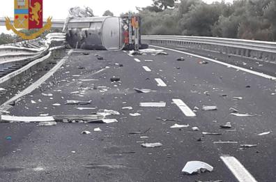 Canosa, scontro tra due Tir sull'A 14: 2 feriti, traffico bloccato per oltre 5 ore