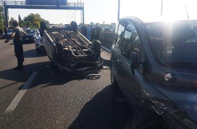 Bari, auto si ribalta in tangenziale: forti rallentamenti