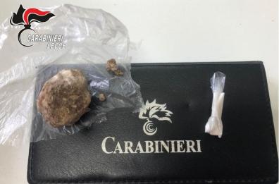Surano, tenta di disfarsi di eroina e cocaina: arrestata 27enne
