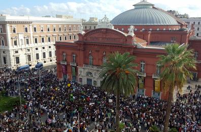 Bari, in migliaia al corteo per salvare il pianeta: mezzi pubblici gratis