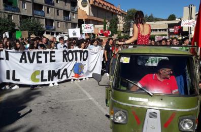 «Ci avete rotto il clima»: a Potenza la marcia verso la sede della Regione