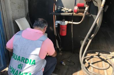 Altamura, GdF sequestra 10mila litri di gasolio di contrabbando in azienda autotrasporti