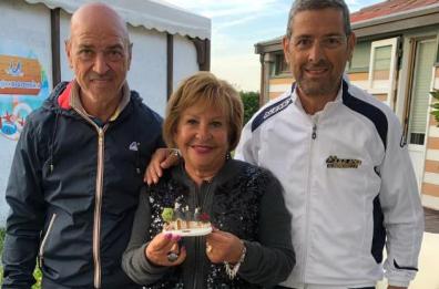Alberobello, tre ciclisti donano trullo in miniatura a mamma di Pantani
