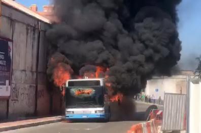 Paura a Taranto, bus di linea in fiamme: nessun ferito