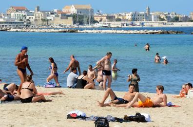 Bari, lidi chiusi e scuole aperte troppo presto: la stagione lunga non esiste