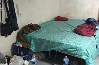 Bari, 8 africani sfruttati in divanificio, pagati 2,20 euro all'ora: 2 denunce