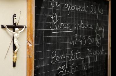 Merendine a colazione, crocifisso in frigo