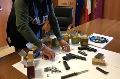 Foggia, nel garage 3 pistole, 8mila munizioni e polvere da sparo: arrestato