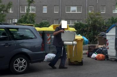 Bari, "incivile" pizzicato mentre getta via una sedia: scatta multa salata
