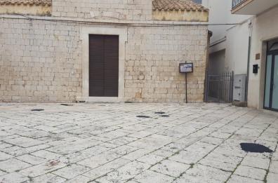 Corato, arrestati in due mentre rubano chianche da alcuni gradini
