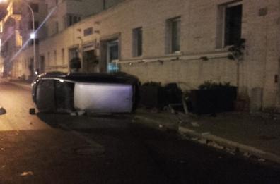 Bari, auto si ribalta vicino il bar Riviera sul lungomare: 3 feriti 