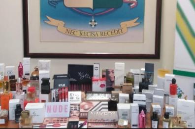 Bari, GdF sequestra 8mila confezioni di cosmetici e profumi contraffatti