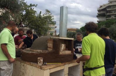 Bari, ecco il primo forno sociale: costruito dai cittadini con terra e paglia