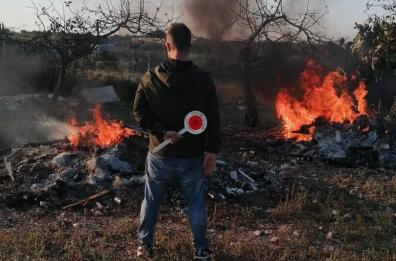 Bari, sorpresi a bruciare rifiuti in campagna: denunciati un 58enne e 36enne 