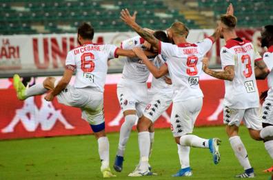 Bari schiaccia in casa la capolista Ternana: le foto più belle del match