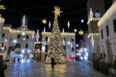 Società sponsorizza «Meraviglioso Natale» a Ostuni, il sindaco: «Mai autorizzati, li diffido»