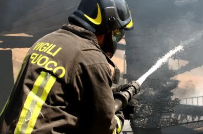 Carapelle, fiamme nel deposito giudiziario: distrutte 7 auto e 1 trattore