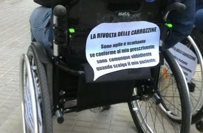 «Barletta non è una città accessibile»: il flash mob 'La rivolta delle carrozzine'