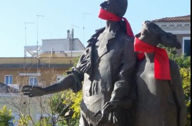 Protesta CasaPound, statue imbavagliate a Foggia contro profili oscurati